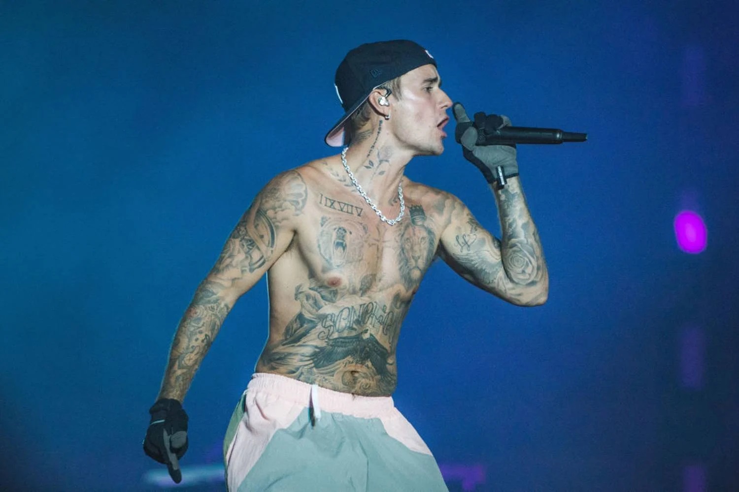 Justin Bieber só de cueca mostra volume pequeno