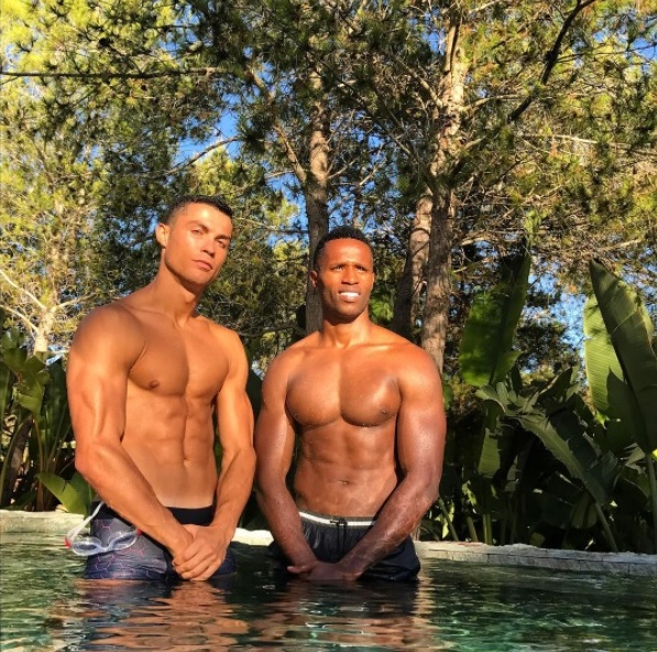 Cristiano Ronaldo publica foto ao lado do amigo jogador José Semedo: chocolate branco e negro