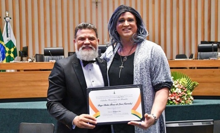 Drag queen Carmela recebe homenagem na Câmara Distrital