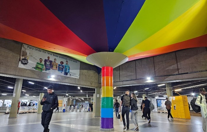 Estação Central do metrô de Brasília ganha cores gays