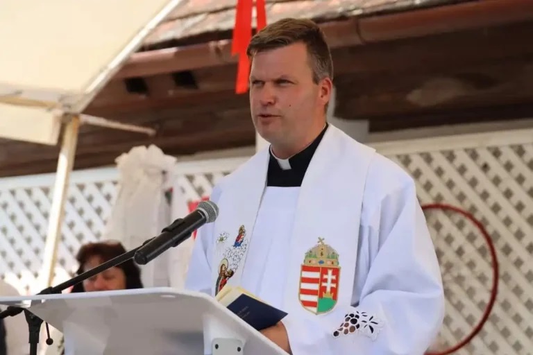 Padre húngaro é suspenso após vídeos em orgia gay